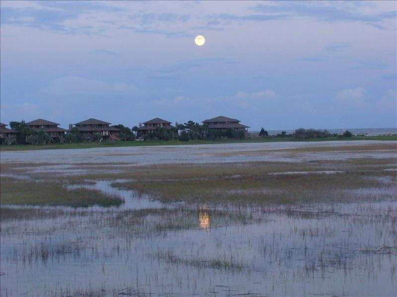 Four-Bedroom House With Great View! Pool Across The Street! Hunting Island Pass! Harbor Island Exterior photo